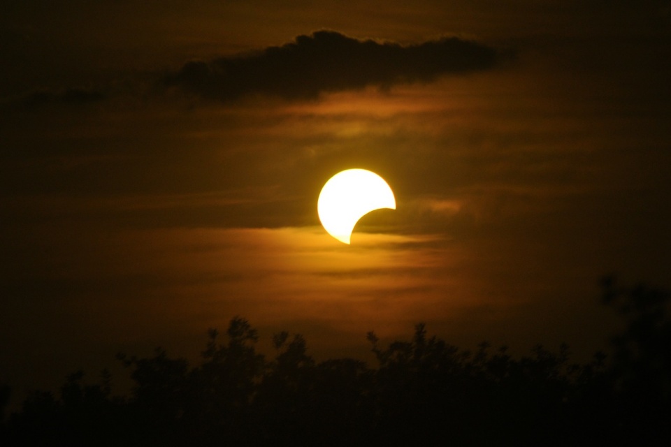 Eclissi solare: un fenómeno astronomico tanto affascinante ma poco frequente